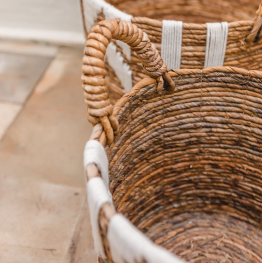 Panier en fibres de bananier et macramé