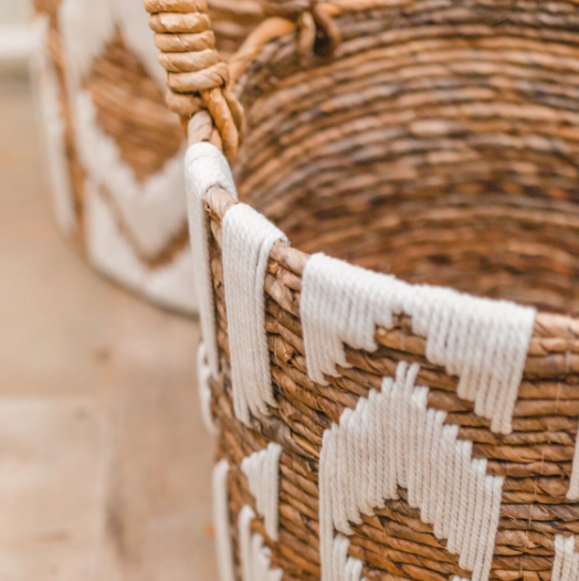 Panier en fibres de bananier et macramé