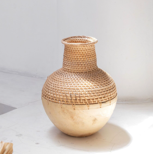 Vase tressé en rotin et bois
