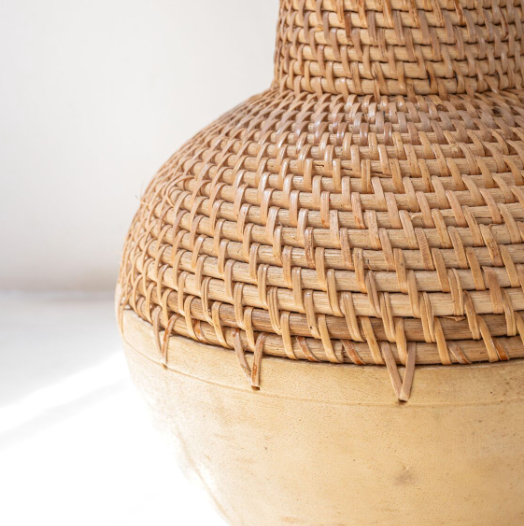 Vase tressé en rotin et bois