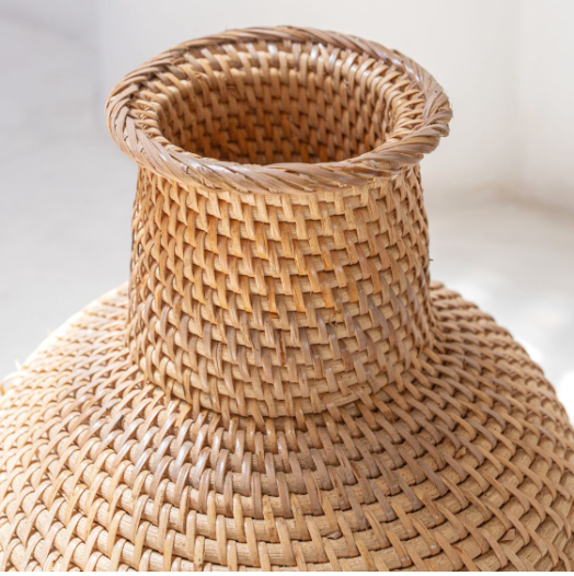 Vase tressé en rotin et bois
