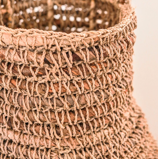 Vase bohème tressé en fibre de bananier et raphia