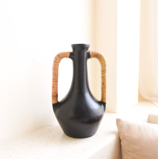 Vase noir avec anses en rotin