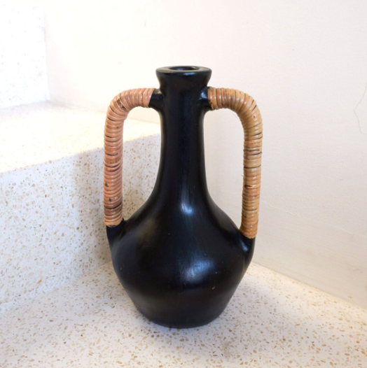 Vase noir avec anses en rotin