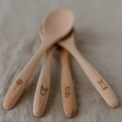 Cuillères en bois de Pâques dans un ensemble de 4