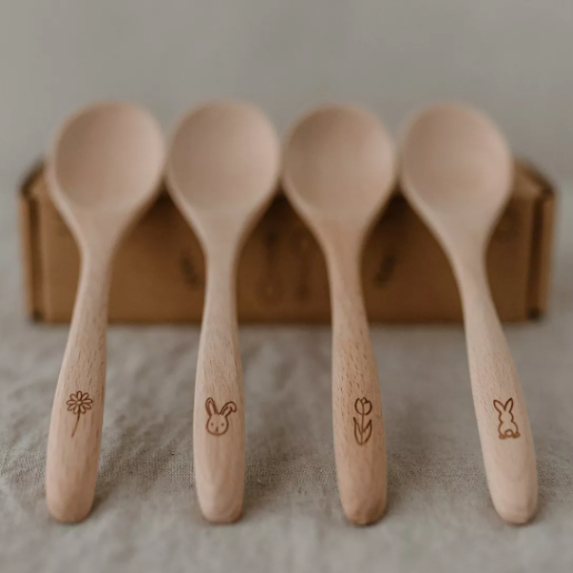 Cuillères en bois de Pâques dans un ensemble de 4