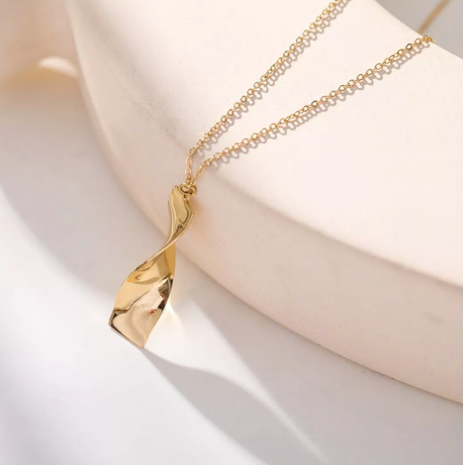 Collier chaîne dorée avec pendentif rectangle ondulé
