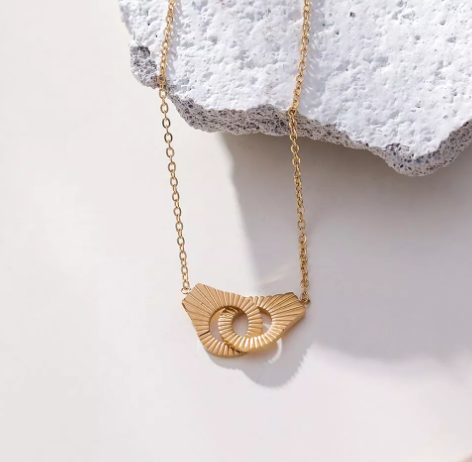 Collier chaîne dorée avec pendentifs cadenas