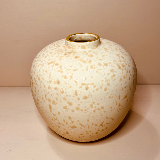 Vase or