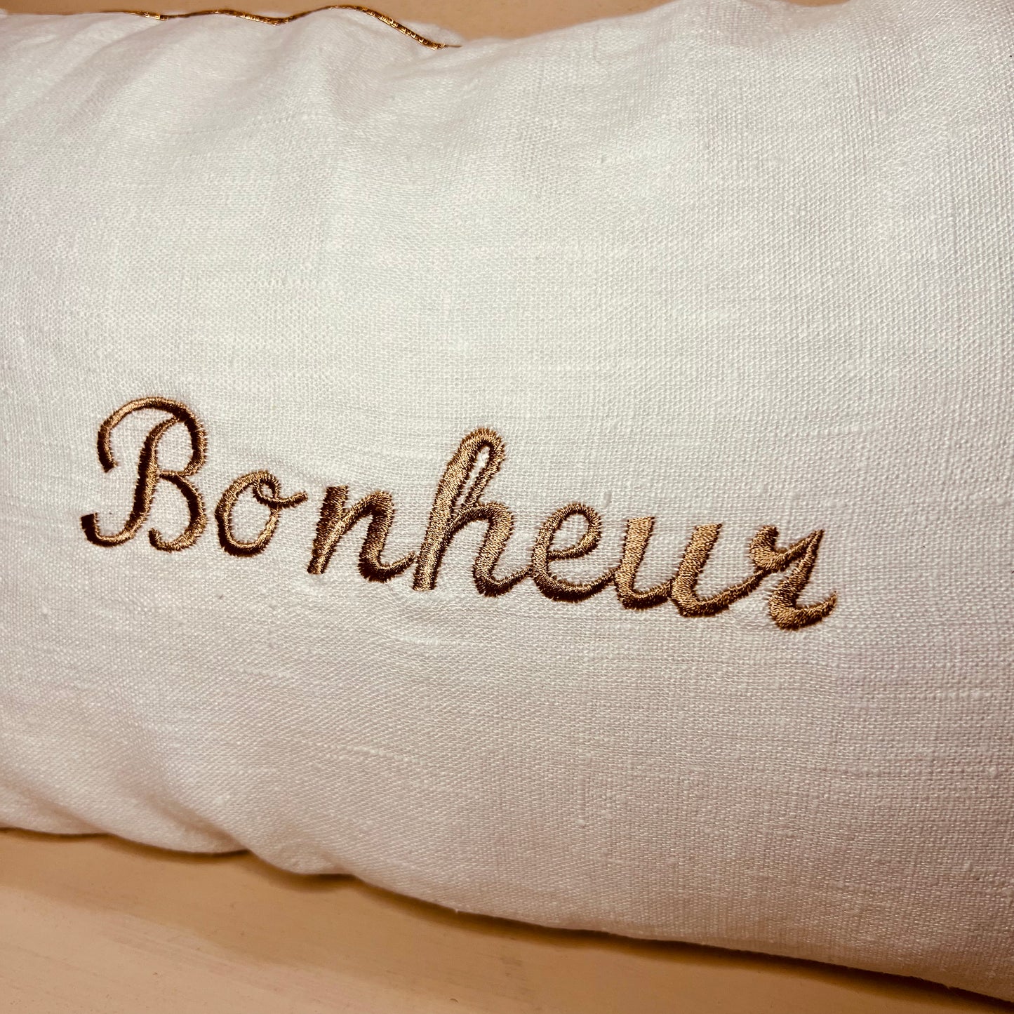 Coussin en lin brodé "Bonheur"