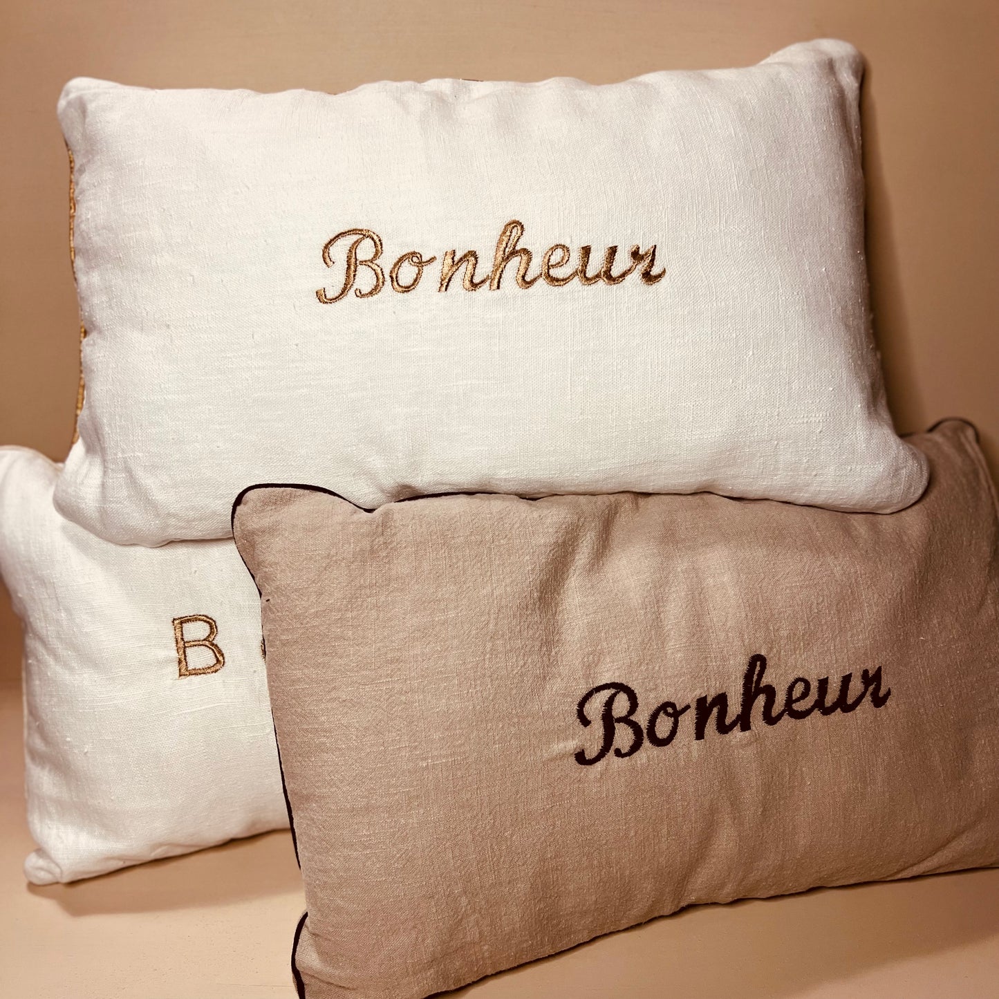 Coussin en lin brodé "Bonheur"