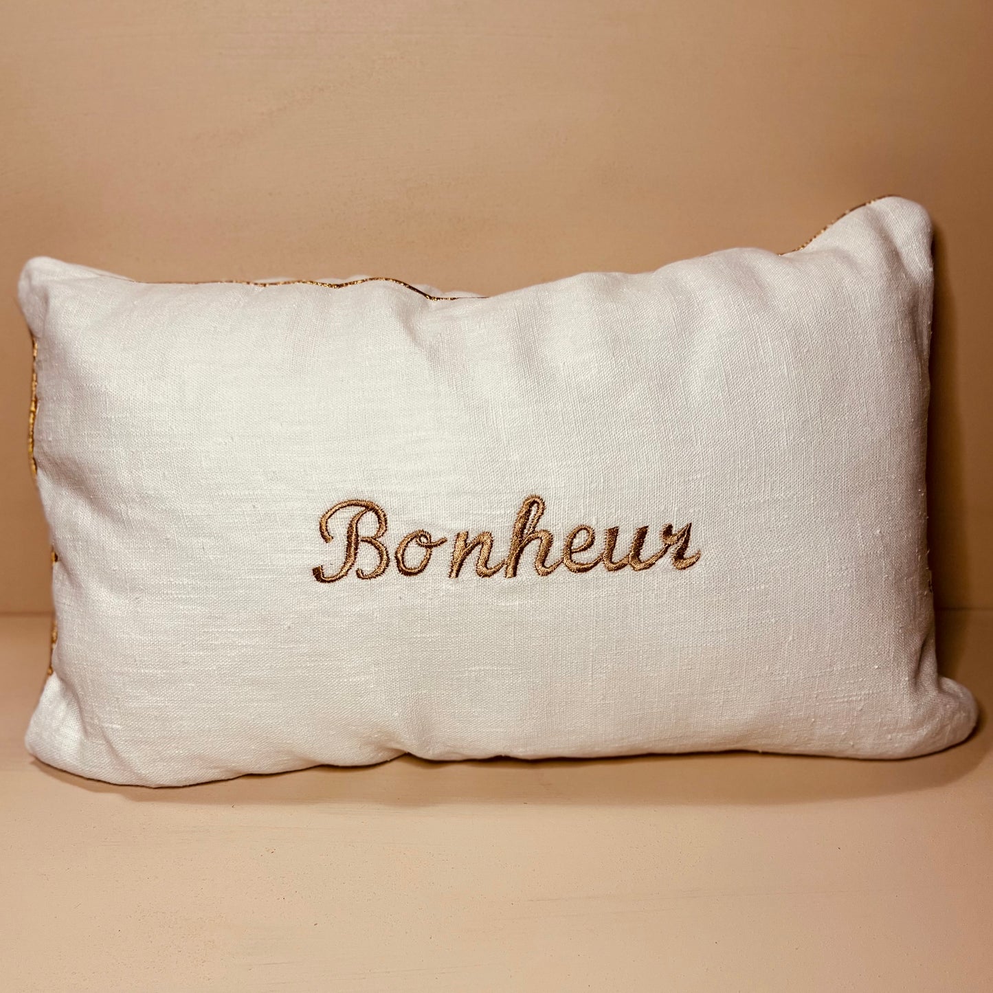 Coussin en lin brodé "Bonheur"